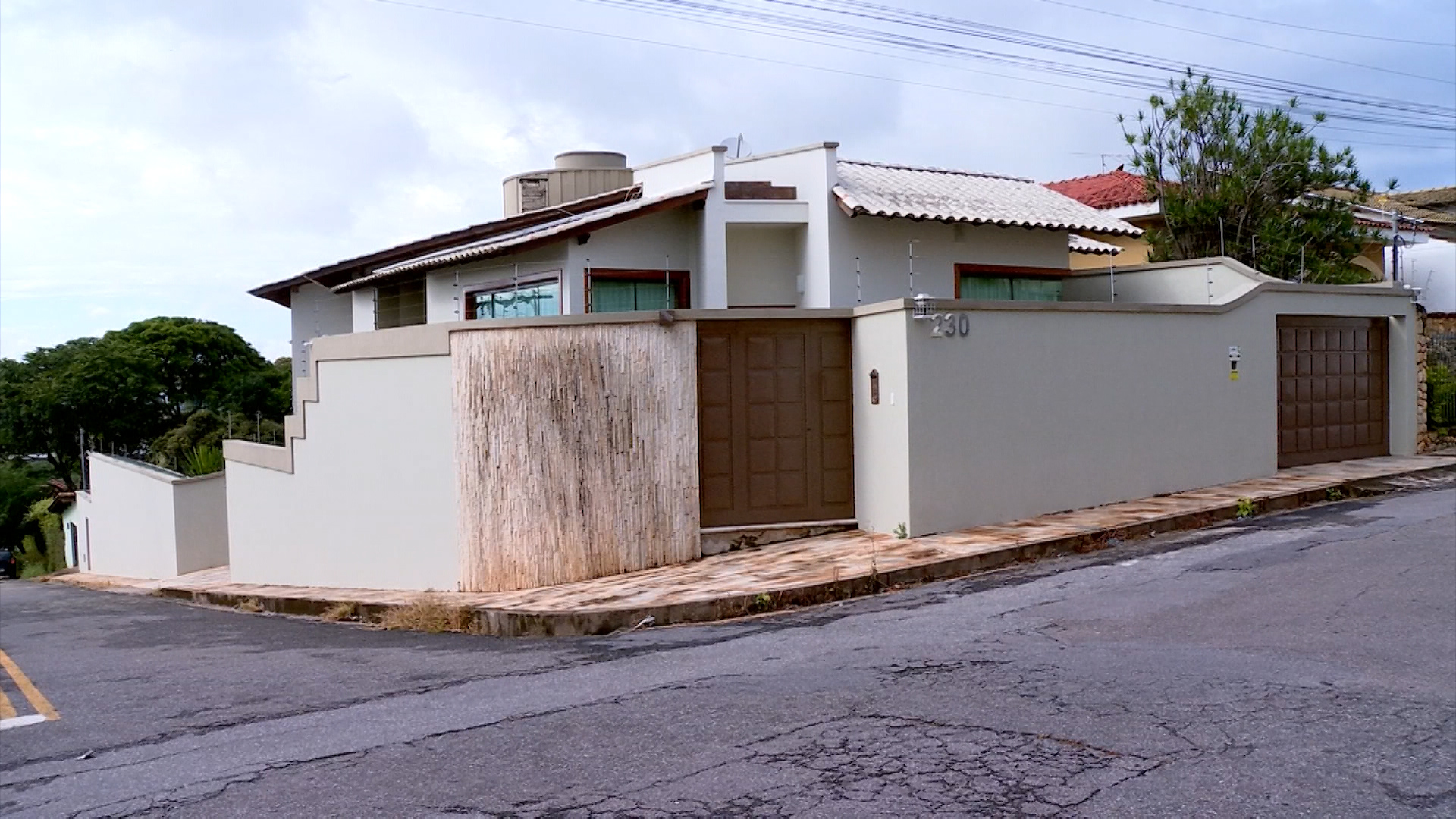 Casa é assaltada e vítima é baleada em Varginha