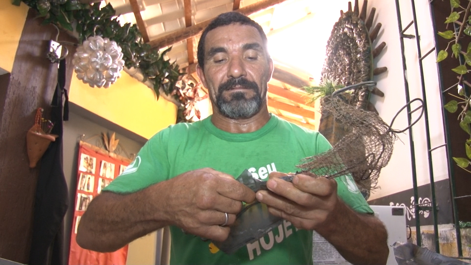 Norte de Minas: artista transforma lixo em arte em Montes Claros