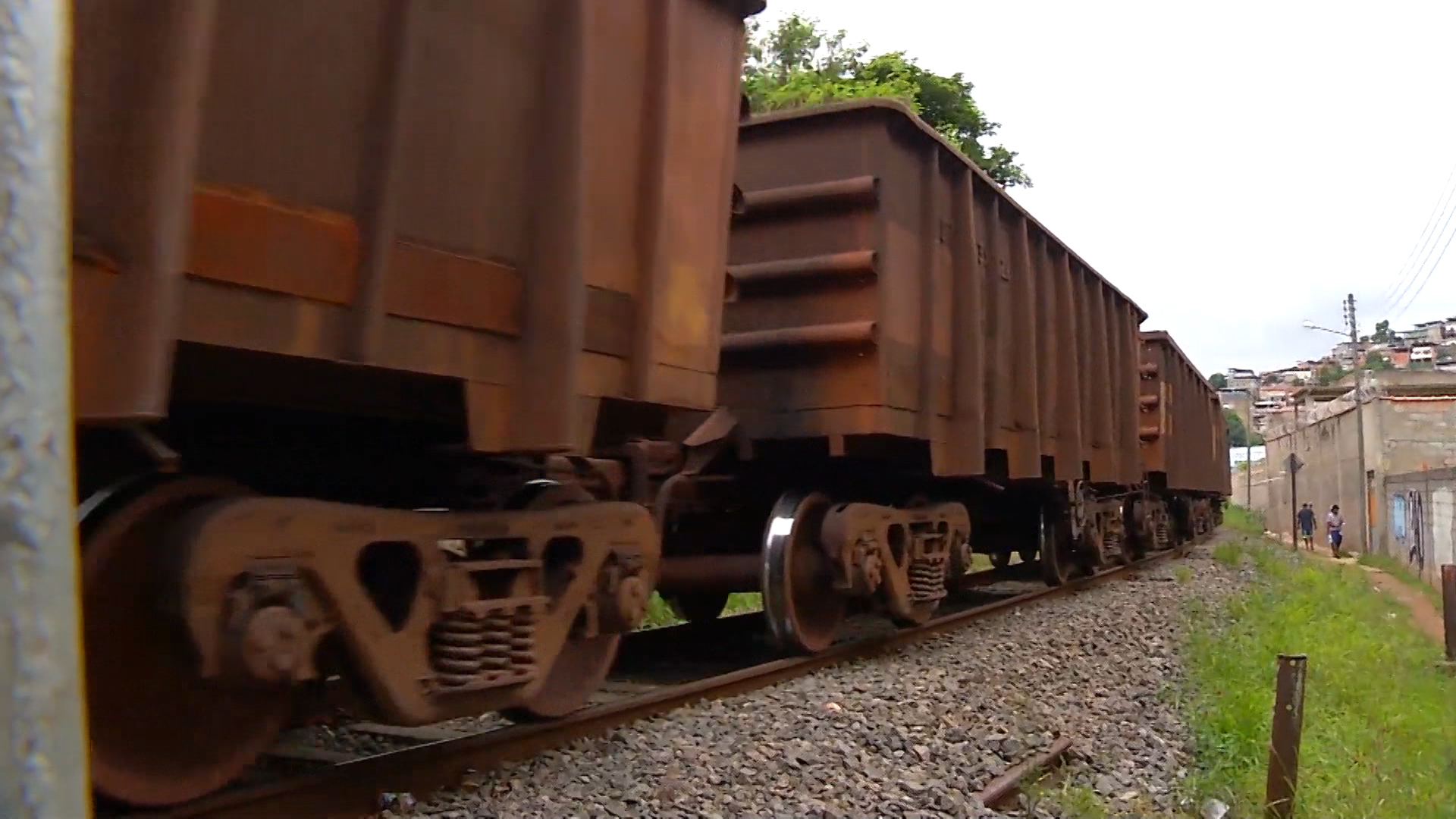 Juiz de Fora: mãe e filho são atropelados por trens