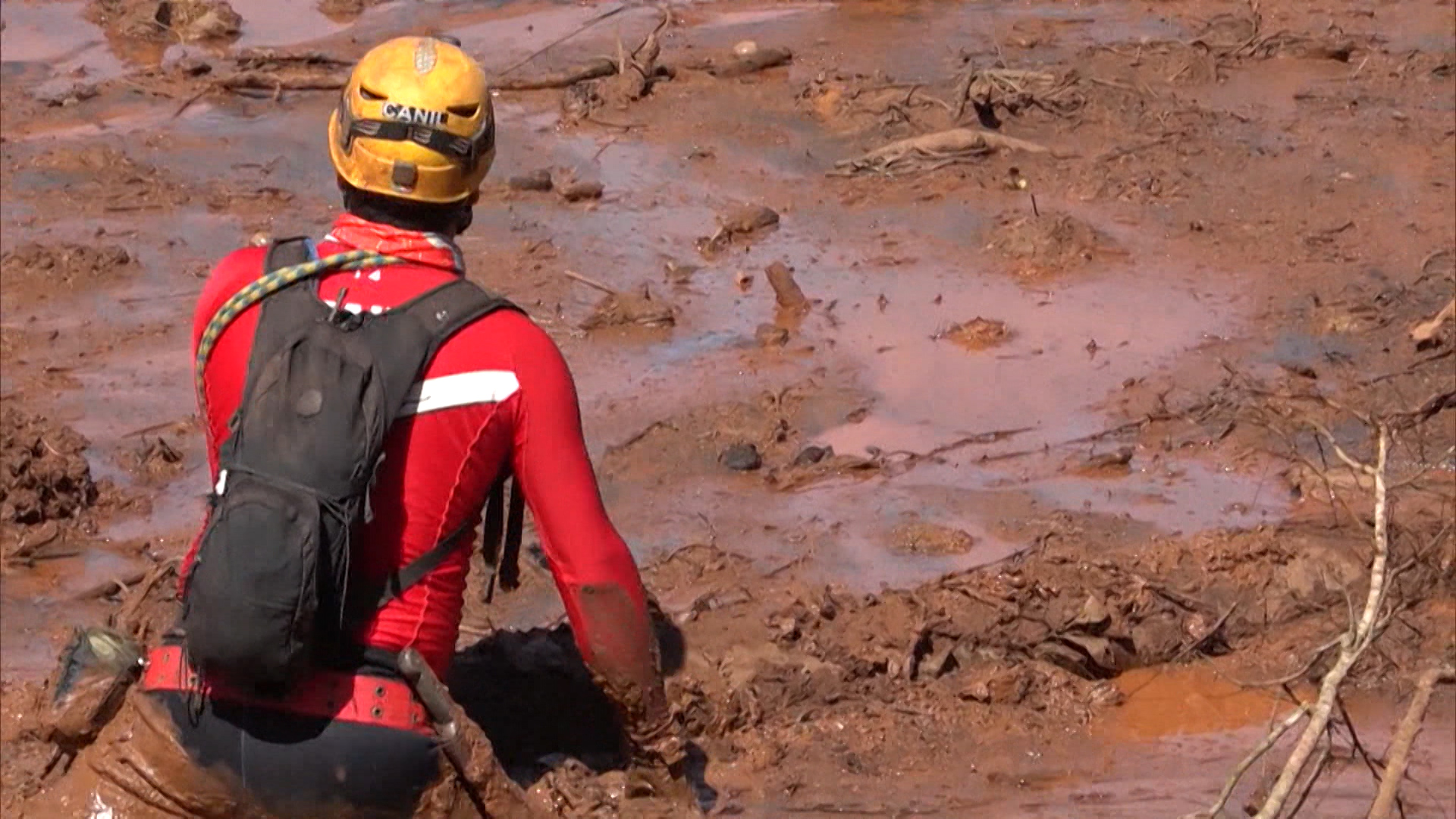 Contato com a lama: bombeiros intoxicados