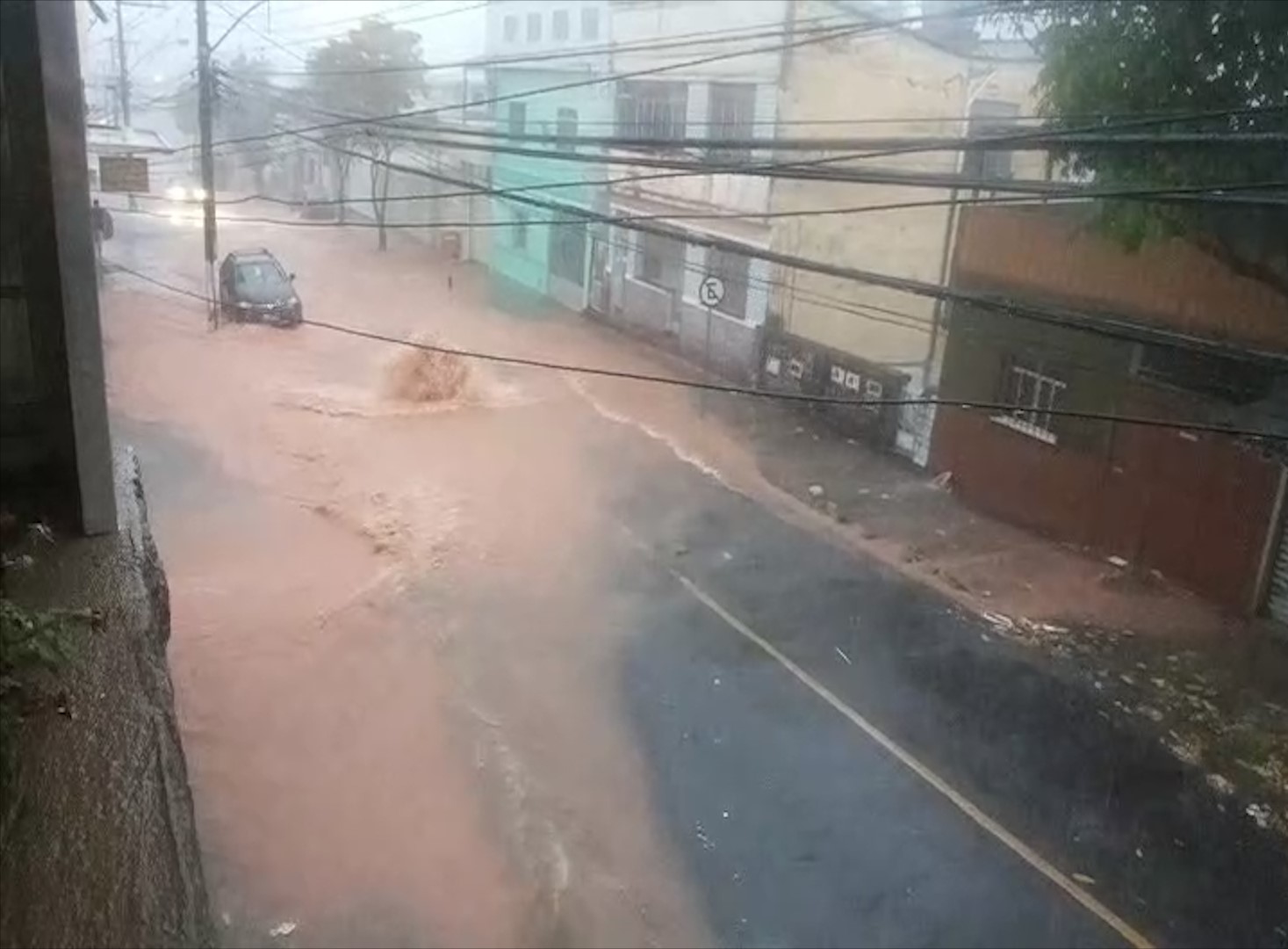 Chuva causa alagamentos em Juiz de Fora