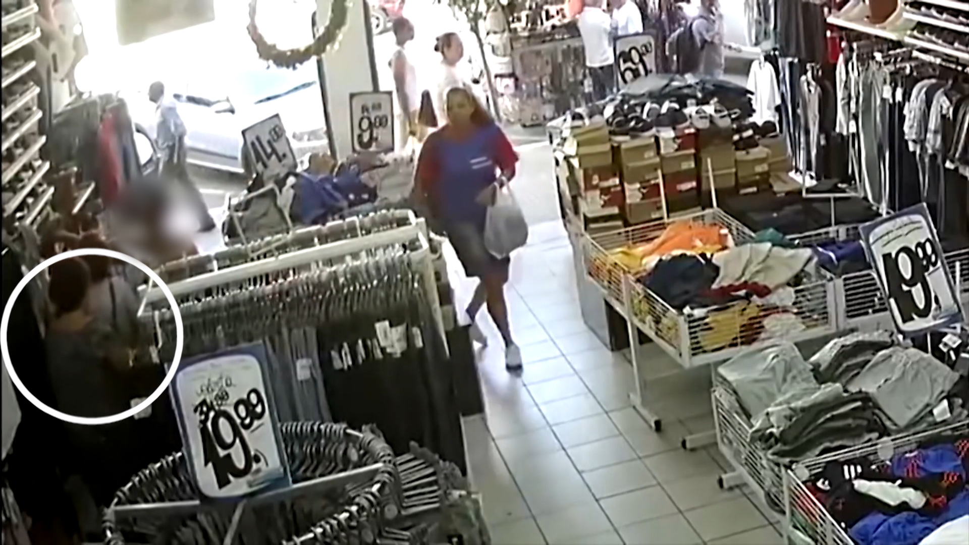 Golpe no comércio: idosa é alvo de mulheres