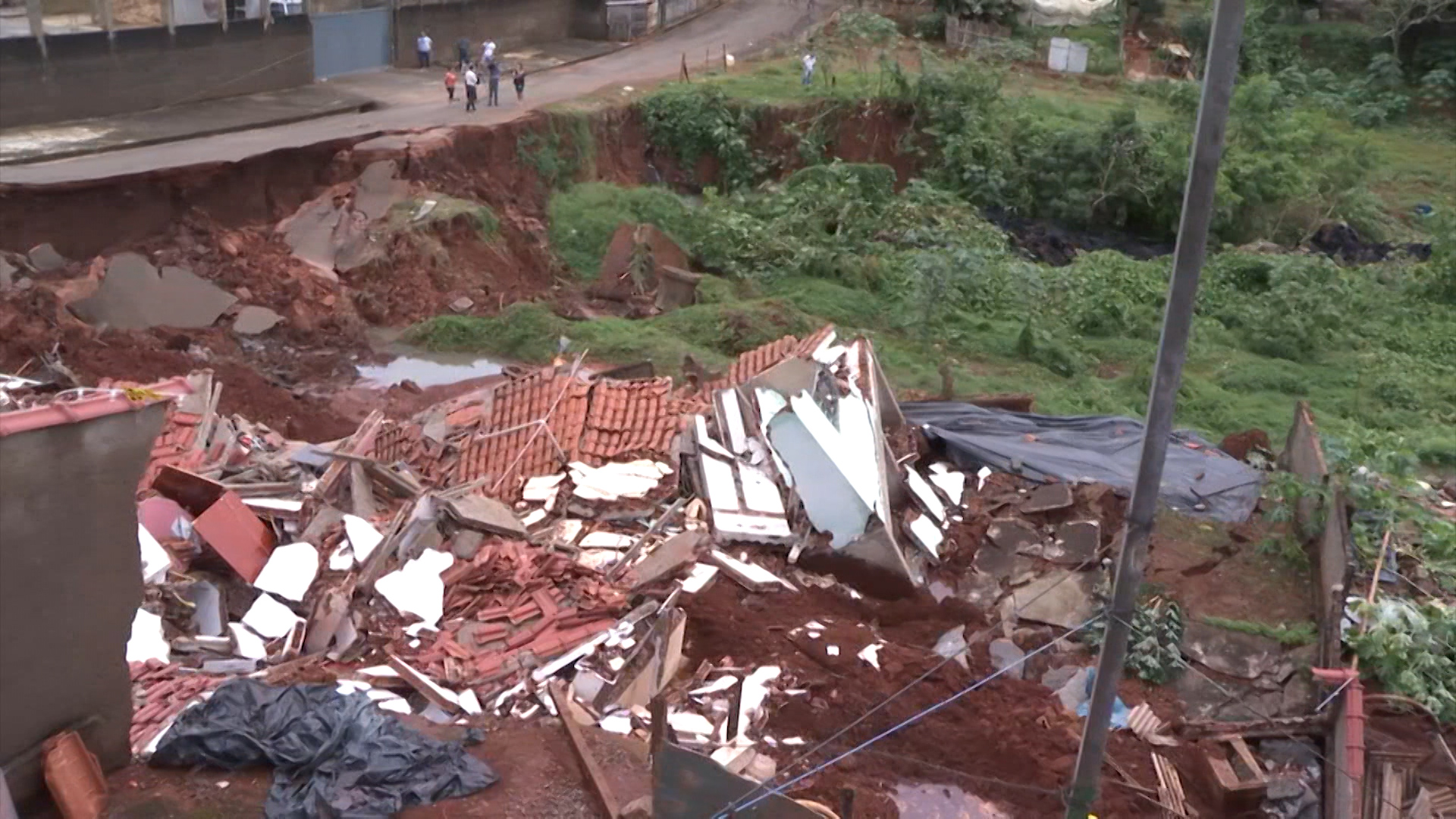 Sul de Minas: cratera engole duas casas em Monte Belo