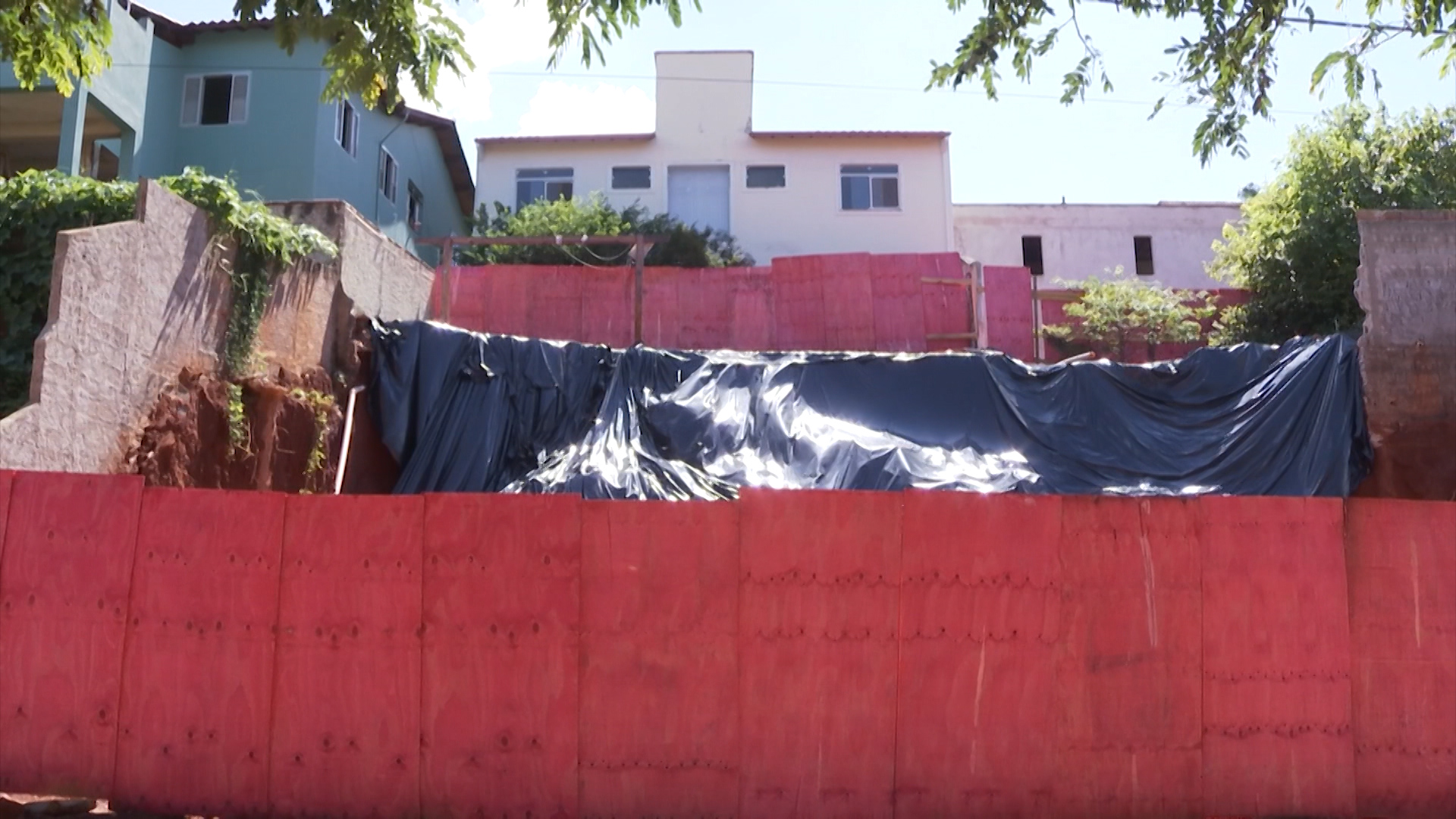 Flagrante: vídeo mostra momento exato em que muro desaba