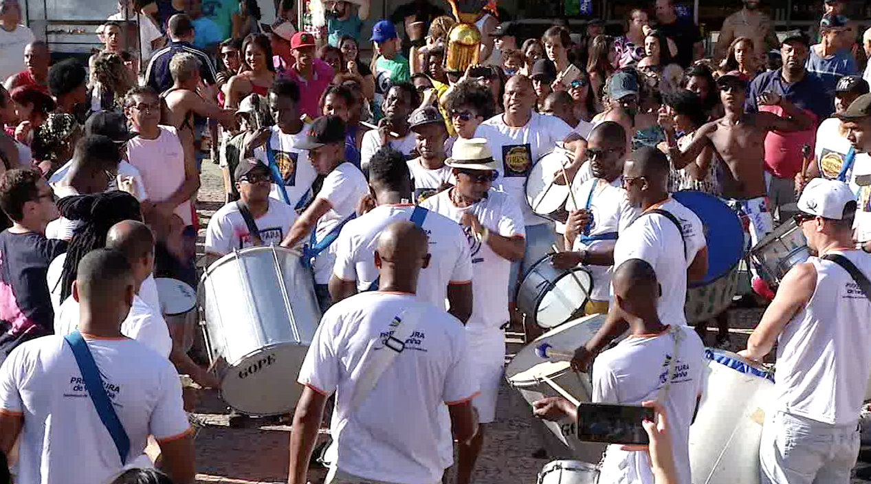 Thibé na folia: Praça lotada em Carnaval antecipado