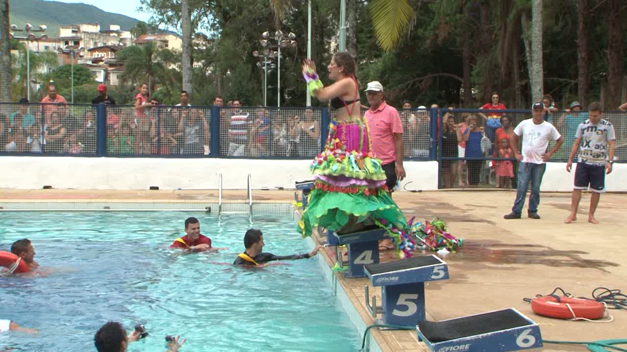 Muita animação: foliões se jogam na piscina