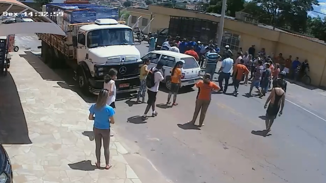 Impressionante: Moto bate de frente com caminhão