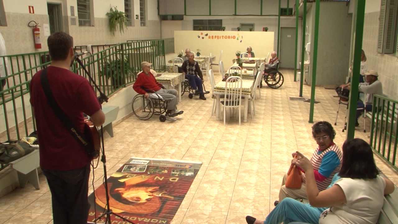 Novidade no asilo: Música ao vivo