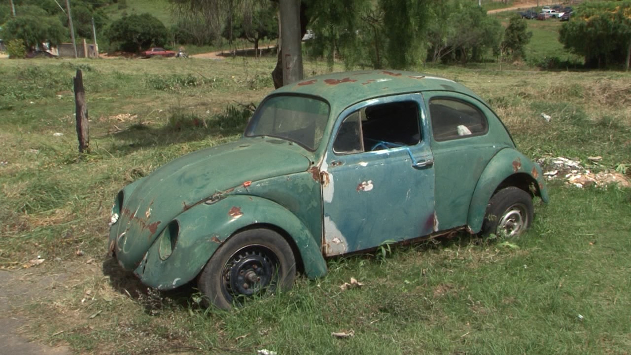 Descaso: carros abandonados não tem local para serem destinados
