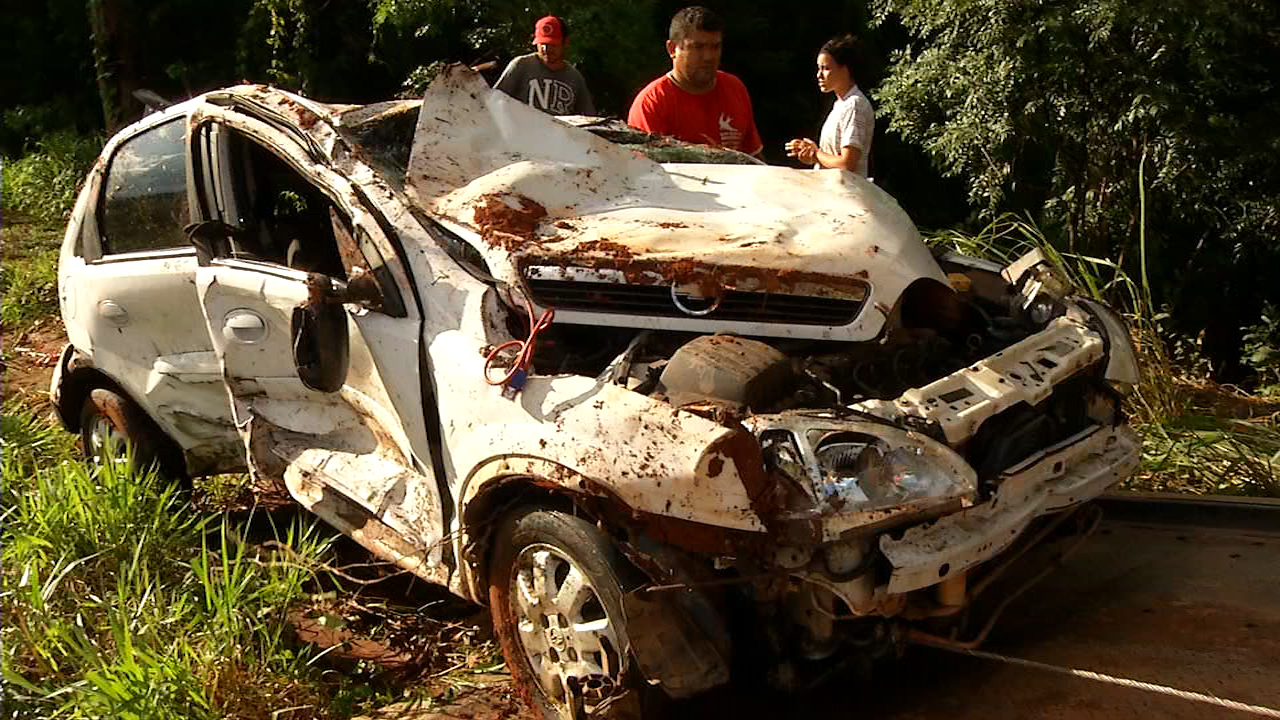 No acostamento: carro parou por problemas mecânicos e causou acidente