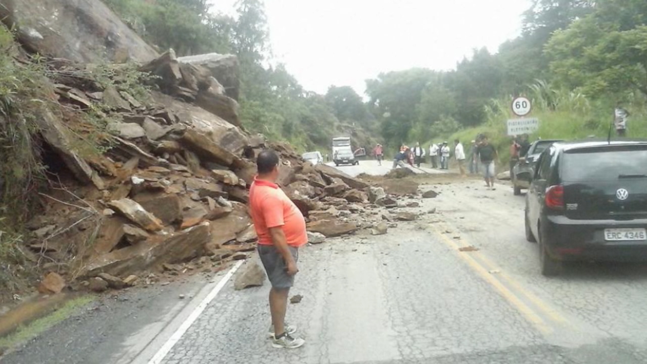 Deslizamento: pista da MG 179 está interditada