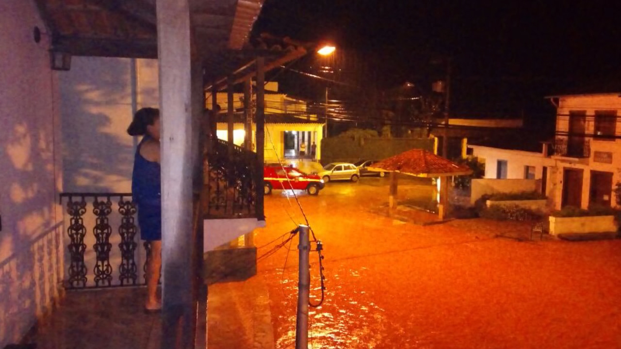 Estragos: chuva forte causa alagamentos em Tiradentes