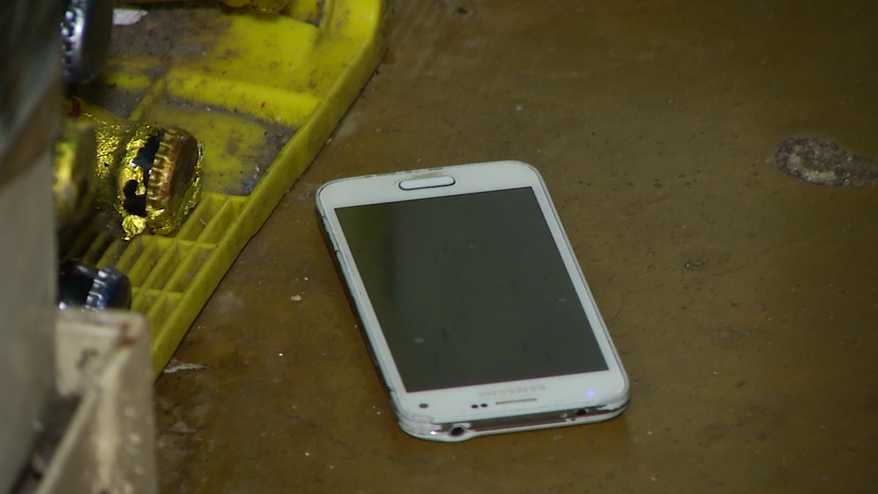 Lerdeza: menor assalta bar e esquece o próprio celular
