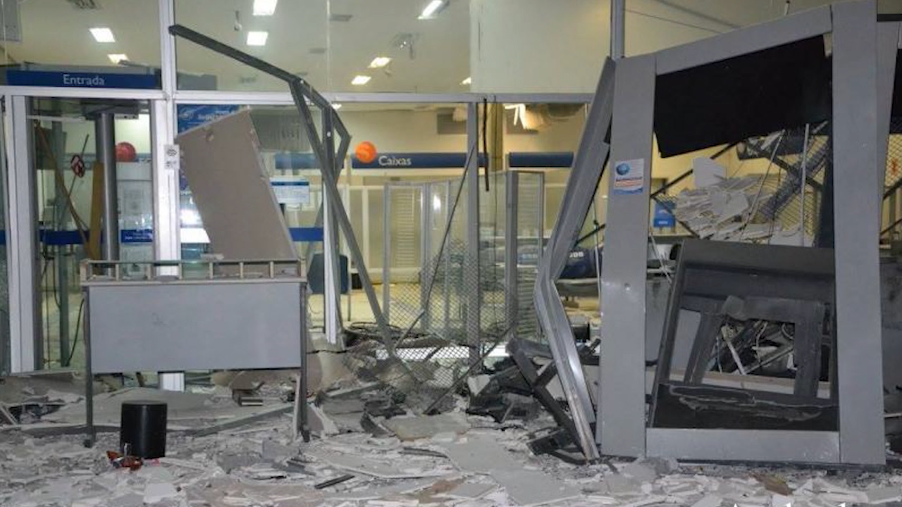 De novo: bandidos explodem caixas e levam dinheiro
