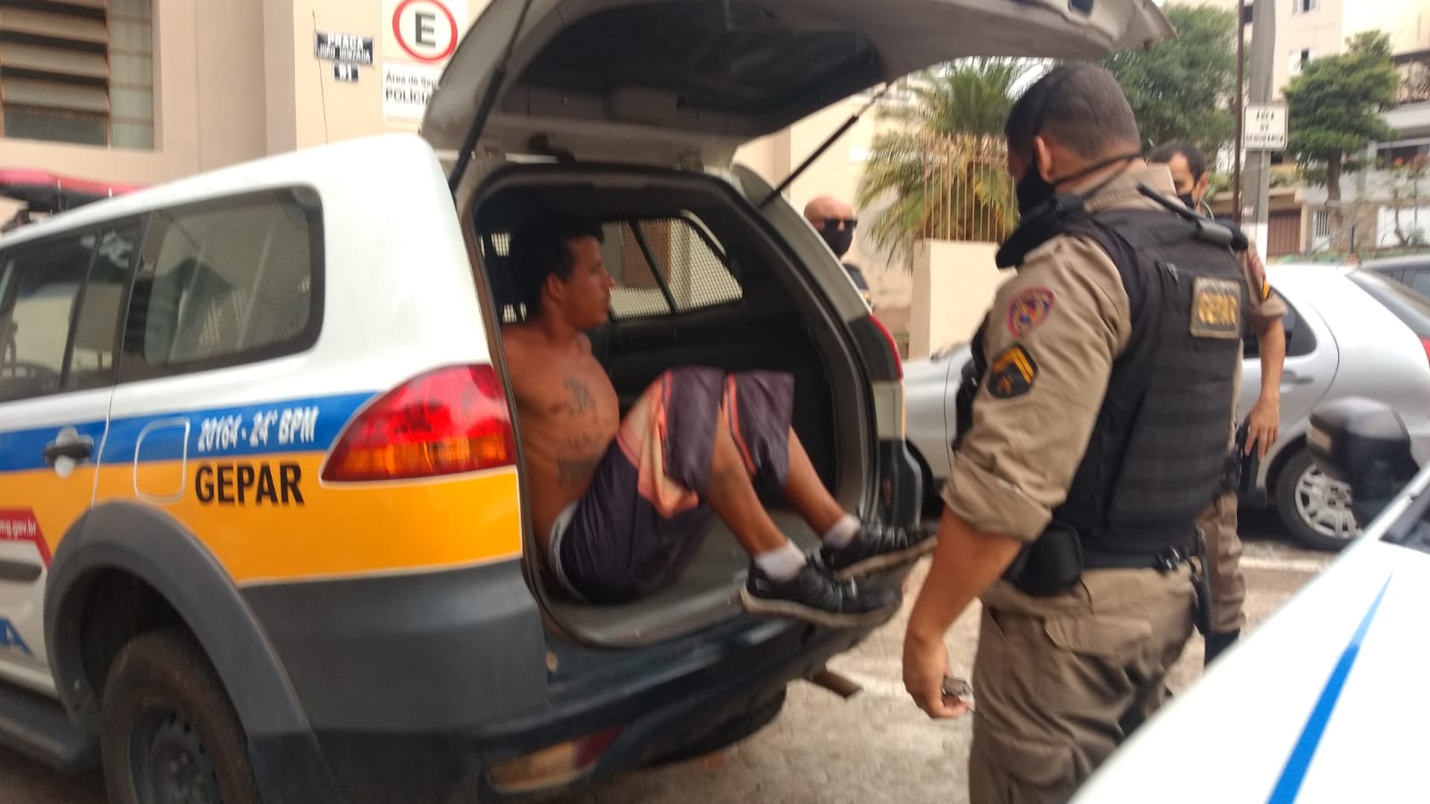 Flagrante: homem derruba ciclista e foge com bicicleta em Varginha