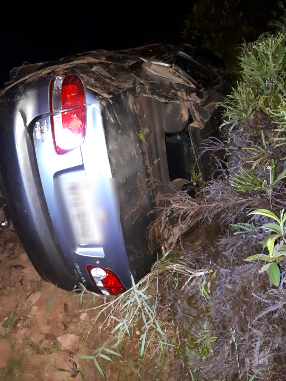 Homem fica ferido após carro capotar na MGG-491