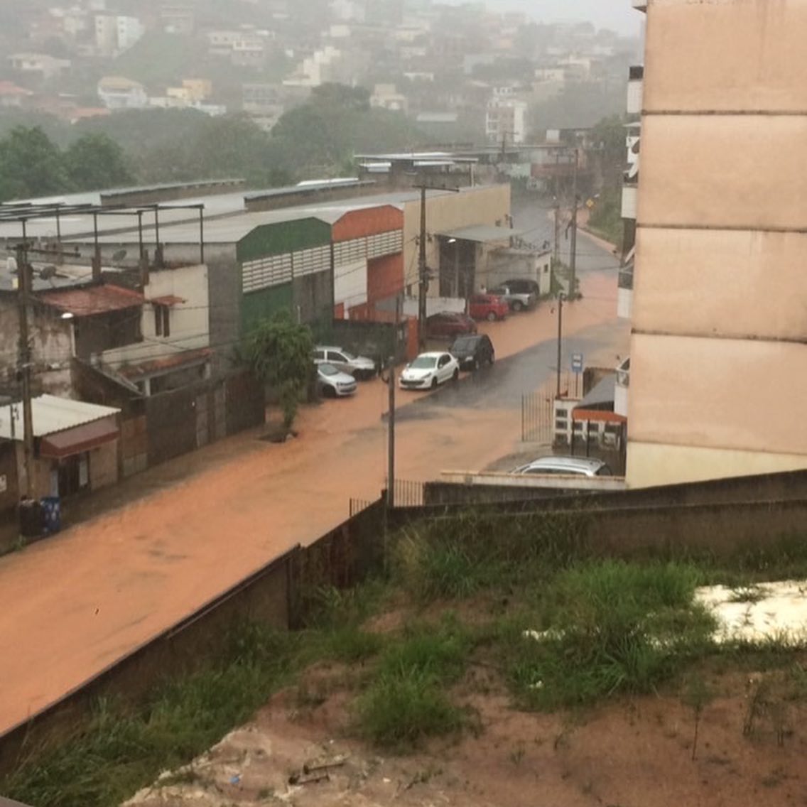 Juiz de Fora: chuva alaga ruas e avenidas