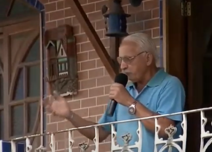 Karaokê na varanda: idoso canta para superar morte do filho