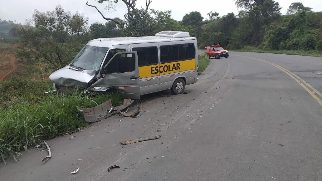 Sul de Minas: 15 pessoas ficam feridas em acidente envolvendo van e carro na BR-491 entre Monte Belo e Muzambinho