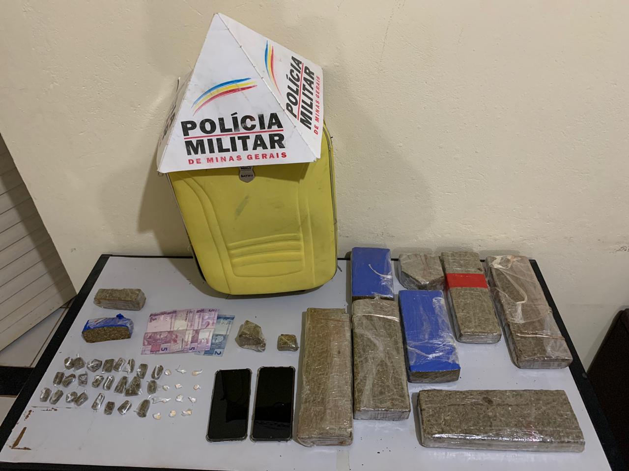 Polícia combate o tráfico de drogas em Montes Claros.