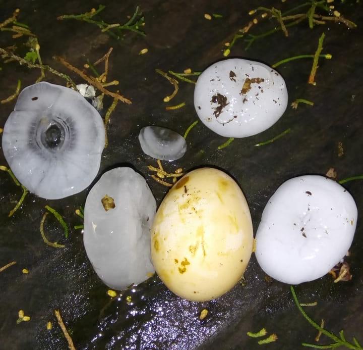 Chuva de granizo atinge Itajubá e moradores ficam assustados com o tamanho das pedras de gelo
