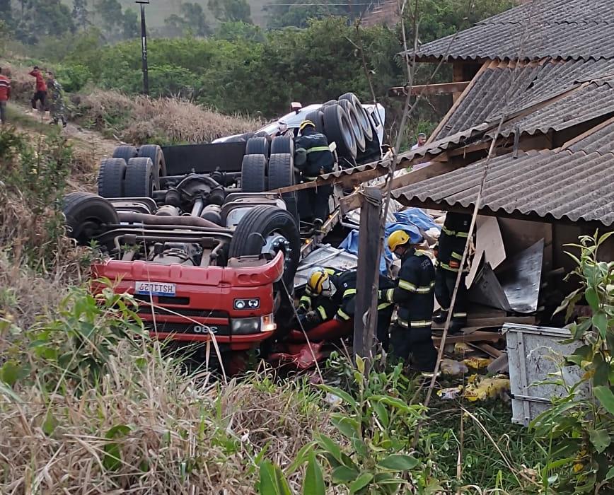 Três pessoas morreram em um acidente na MGC-383 entre Cruzília e Cristina, no Sul de Minas