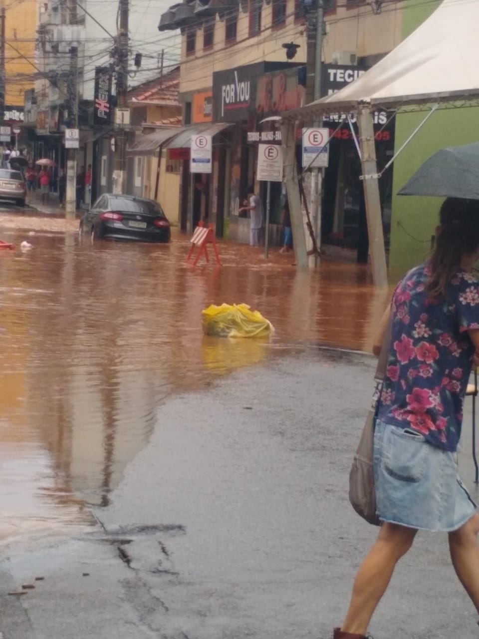 Pouso Alegre: ruas ficam alagadas durante temporal