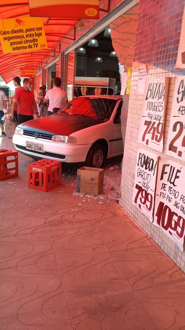 Susto: motorista perde controle da direção e carro invade supermercado em Elói Mendes, no Sul de MG