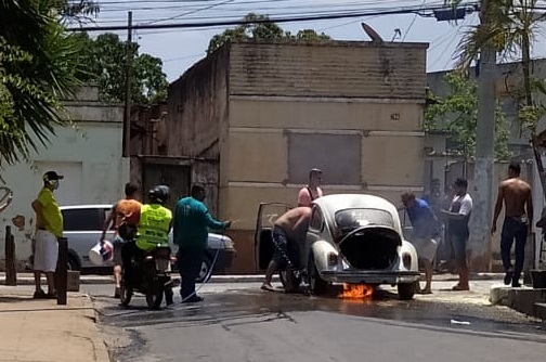 Problema mecânico: fusca pega fogo em Montes Claros