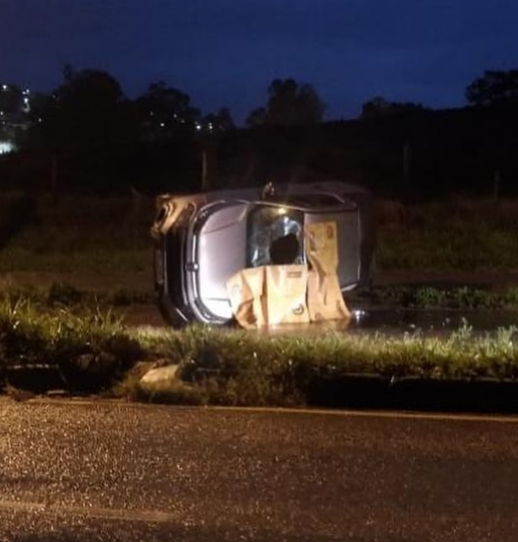 Varginha: caminhonete capota e homem morre na Avenida Celina Ferreira Ottoni