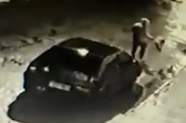 Flagrante inusitado: homem tenta furtar carro, não consegue e vai embora de guarda-chuva