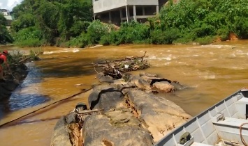 Manhuaçu: criança é levada pela correnteza