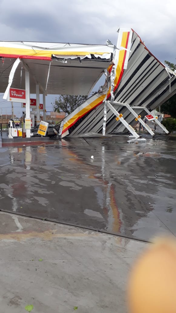 Chuva assusta moradores e causa estragos em cidades do Sul de Minas. Um posto de combustível teve a estrutura danificada pelo temporal.