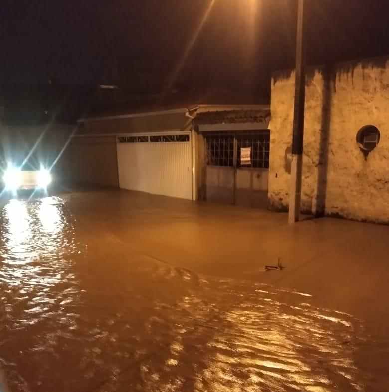 Itajubá: bairros ficam alagados após ribeirão transbordar