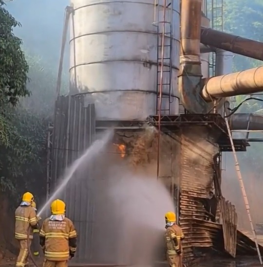 Militares ficam feridos durante combate a incêndio em fábrica de móveis em Ubá