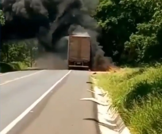 Suspeita de curto-circuito: carga foi destruída após caminhão pegar fogo na BR-365 entre Ibiaí e Várzea da Palma