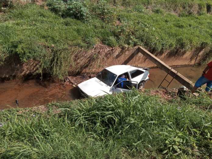 Câmera registra momento em que carro cai em córrego em Três Pontas