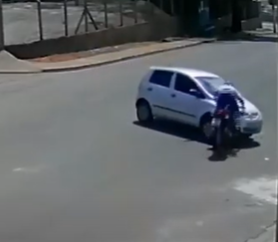 Flagrante: moto bate em carro no bairro Carvalhos em Varginha