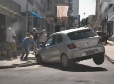 Carro cai em bueiro sem tampa no centro de Varginha