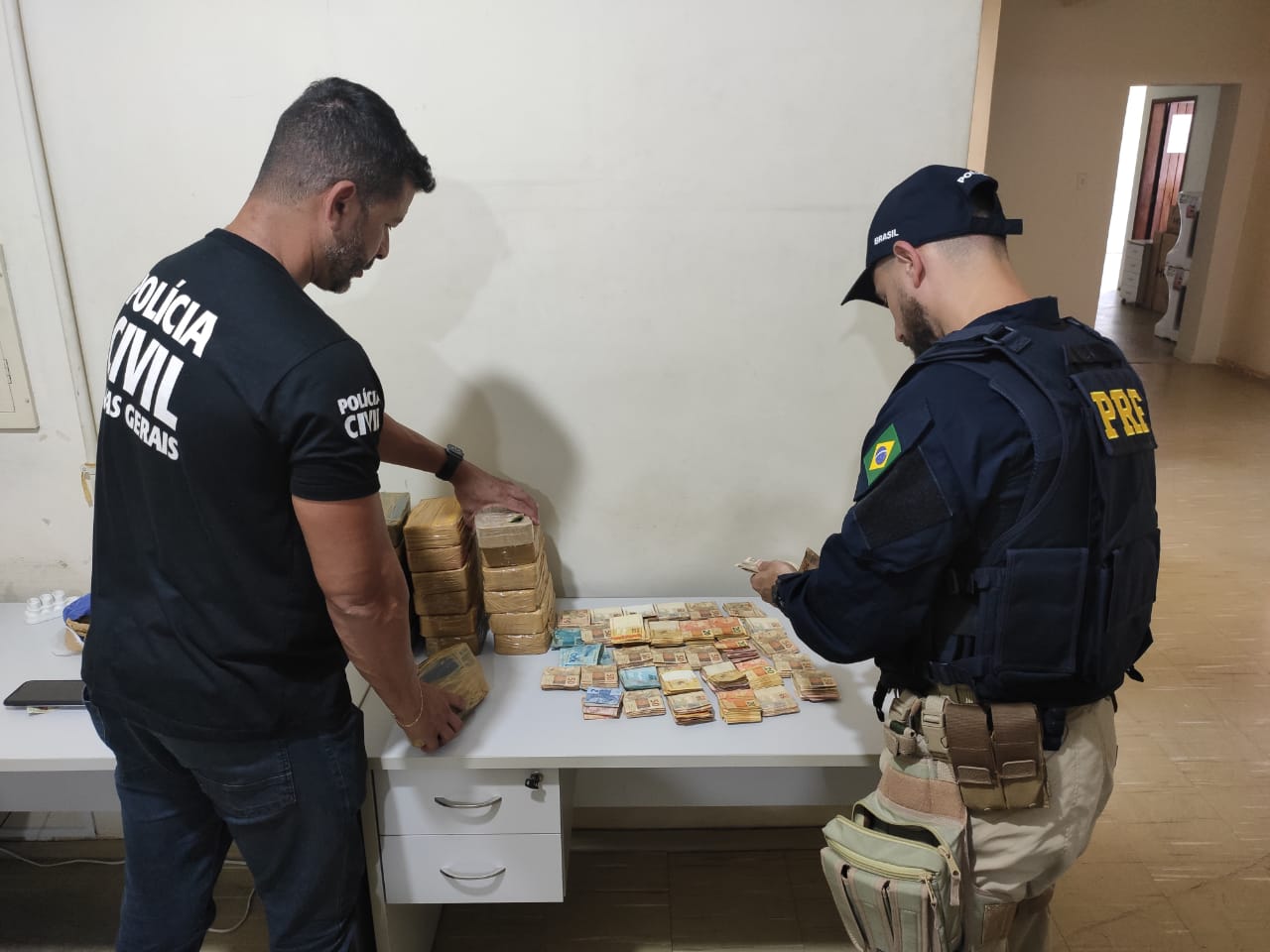 Juiz de Fora: Polícia Civil e PRF apreendem 19 tabletes de cocaína e R$ 30 mil