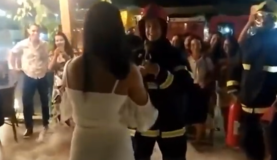 Bombeiros simulam incêndio em hotel para pedir namorada em casamento em Janaúba