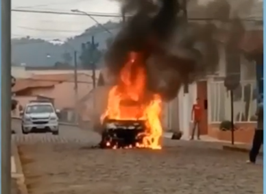 Imagens: carro pega fogo no centro de Paraguaçu, no Sul de Minas