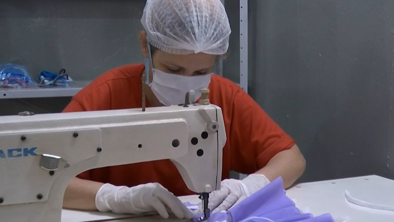 Detentos do presídio de Varginha estão confeccionando máscaras.