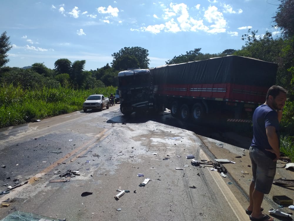 Entre Paraguaçu e Elói Mendes: acidente causa congestionamento na BR-491