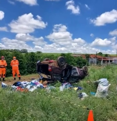 Mulher de 69 anos morre depois que o carro que ela dirigia capotou na BR-369