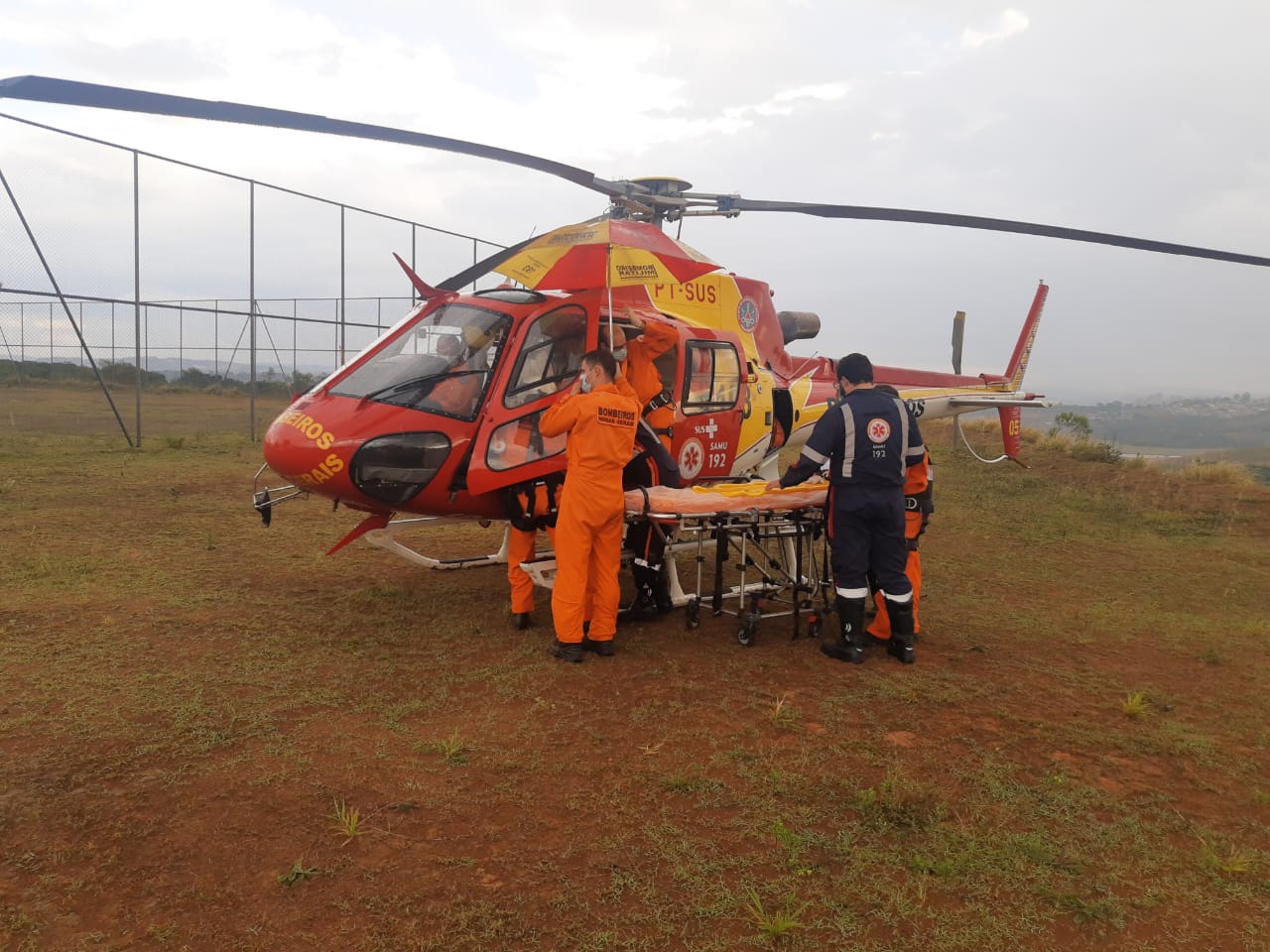 Criança de 1 ano teve 30% do corpo queimado após panela com água quente virar sobre ela em Varginha