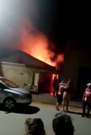 São Francisco: casa pega fogo e moradores perdem tudo