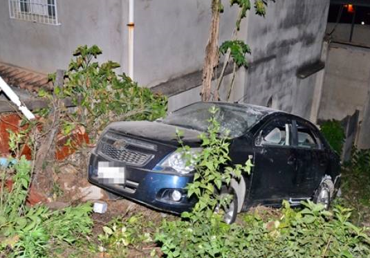 Flagrante: carro não consegue subir ladeira e cai em barranco em Muriaé na Zona da Mata