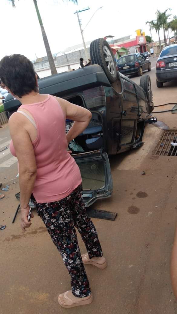 Motorista capota carro depois de pedir veículo emprestado em Campos Gerais no Sul de Minas