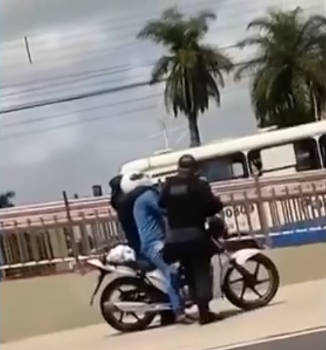 Motociclista desmaia ao ser imobilizado por guardas municipais durante abordagem